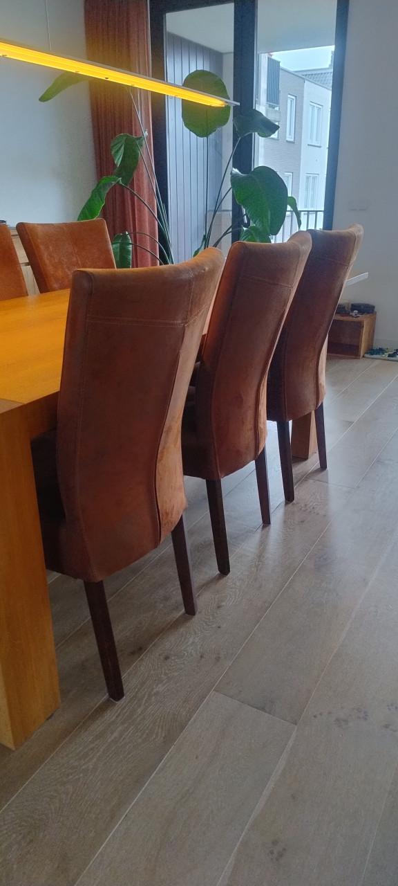 Mooie massieve tafel inclusief stoelen en lamp