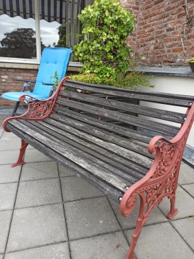 Nostalgische tuinbankje