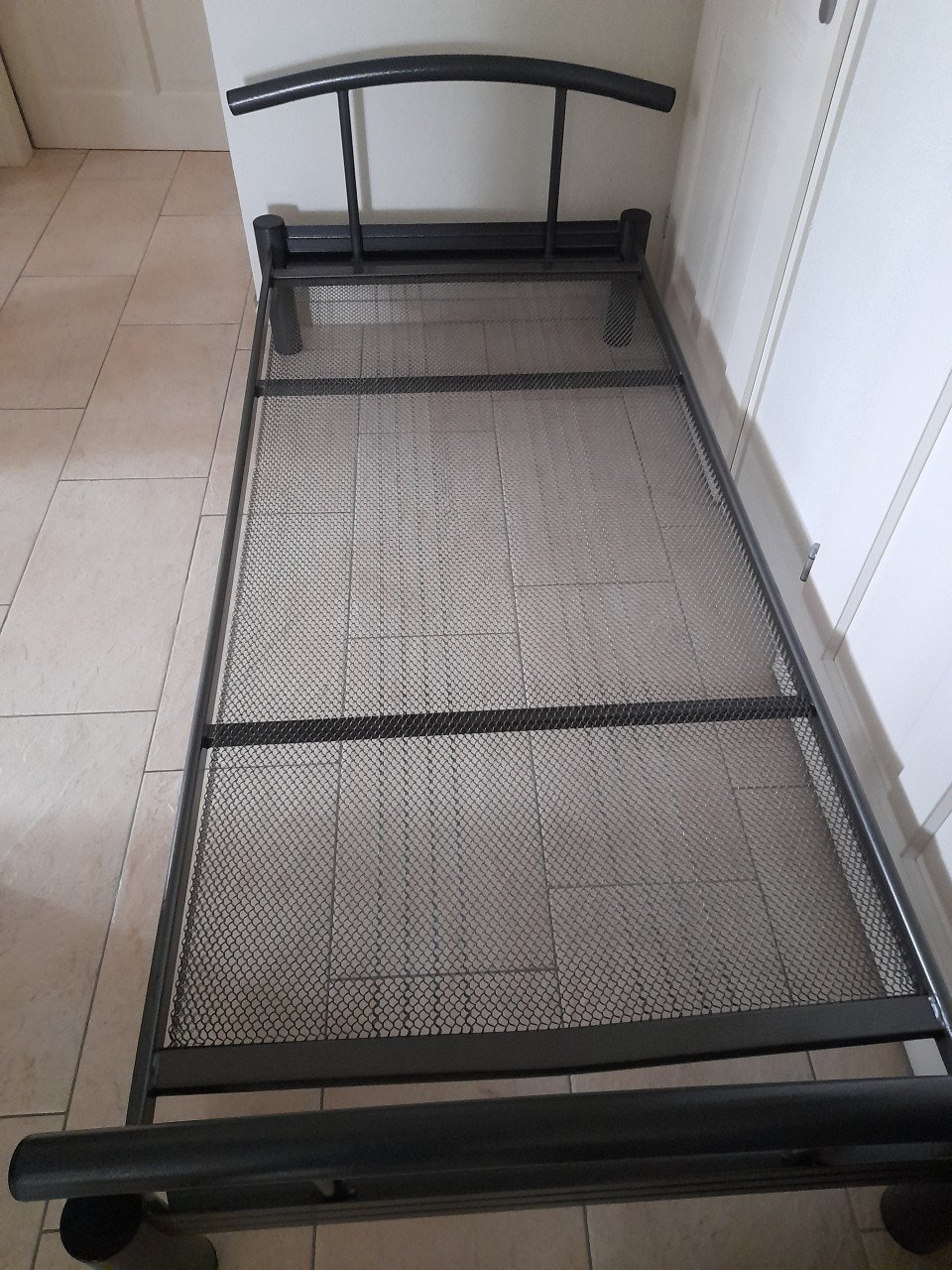 2 x Metalen bed  90 x 200 (in goede staat )  €60 per stuk