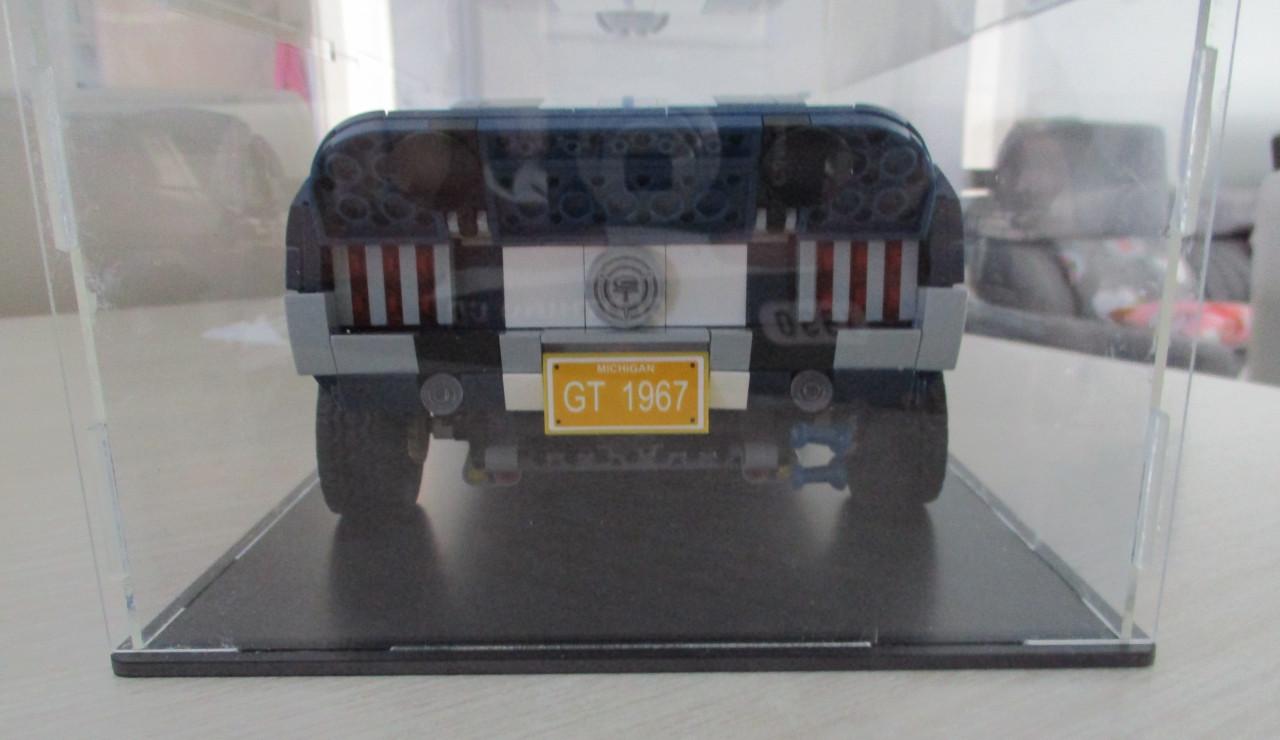 2x Ford Mustang  500GT    in mooie vitrine   (technic lego)