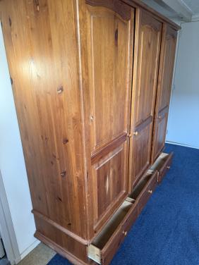 Houten kledingkast met hang en leg planken