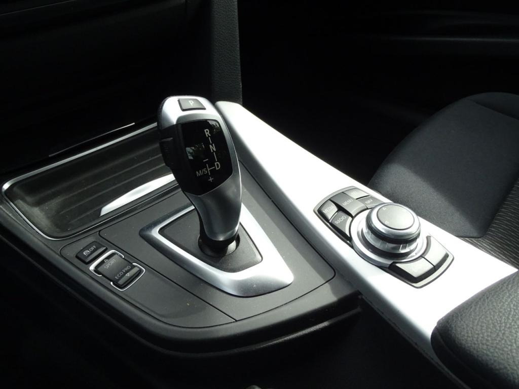 BMW 3-serie 320i executive automaat | 18" | afn. trekhaak | bluetooth