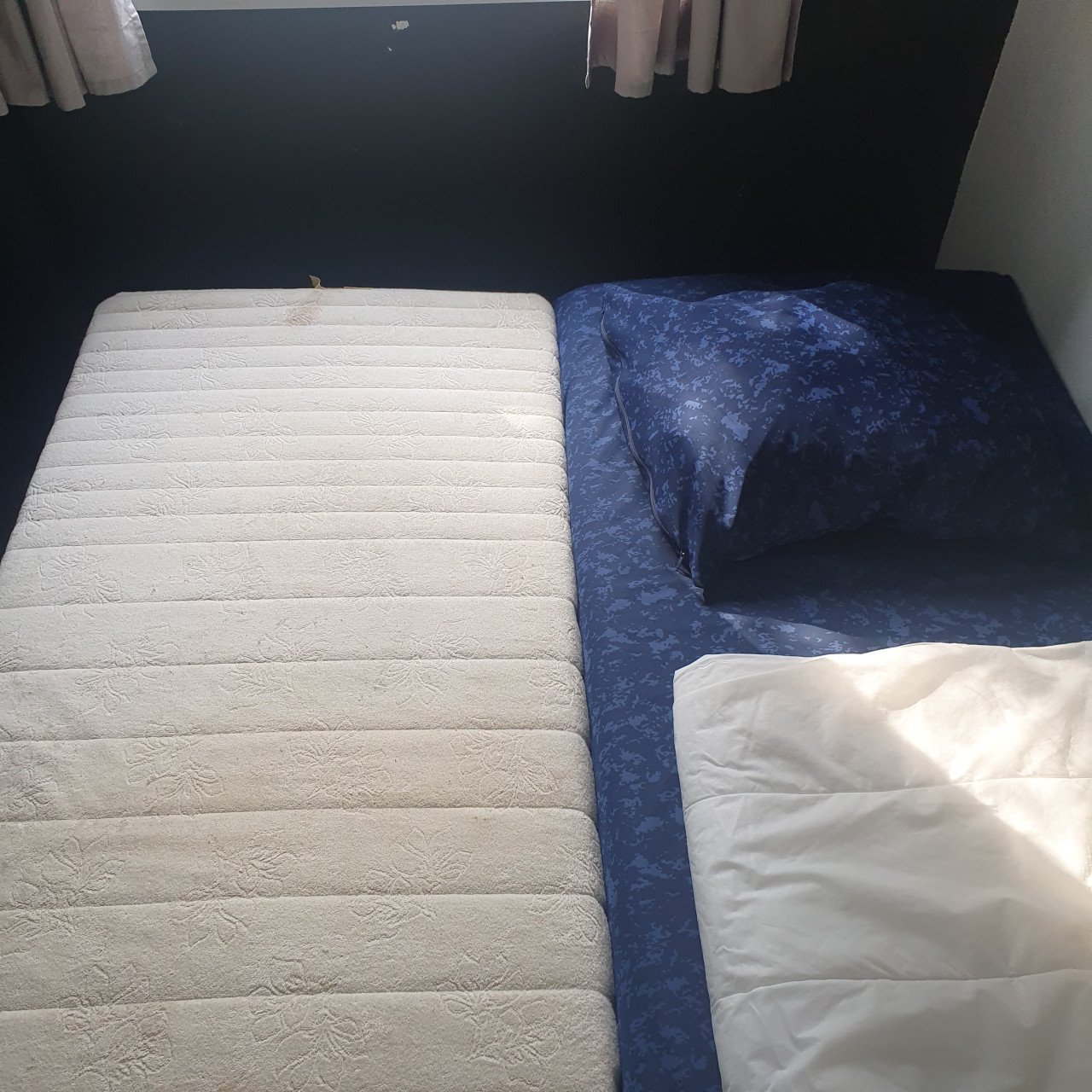 Bed. Uitschuifbaar van 1 persoons naar tweepersoons