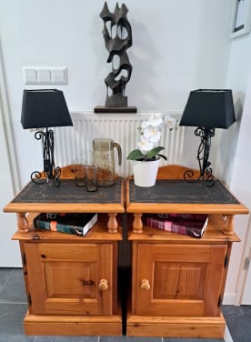 2 oude originele massief grenen nachtkastjes