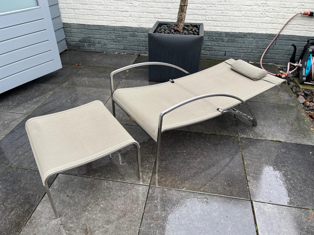 Twee Royal Botania loungestoelen QT collectie, kleur zand