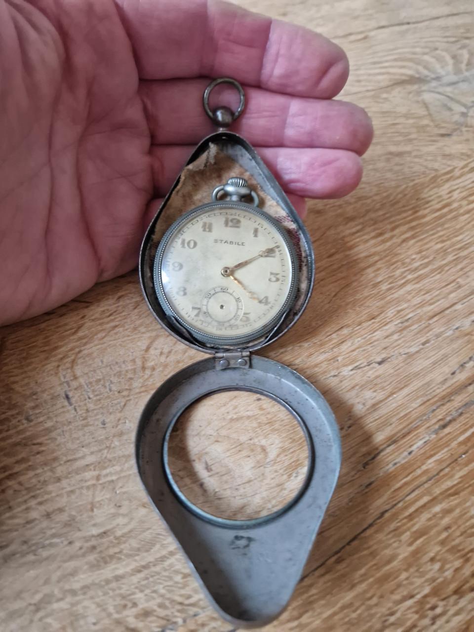 ANTIEK ZILVEREN HORLOGE (in houder)