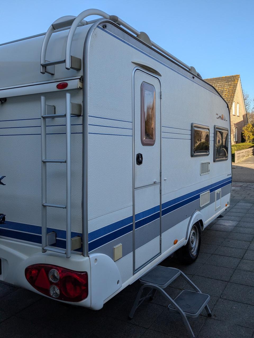 Te koop: nette en complete caravan