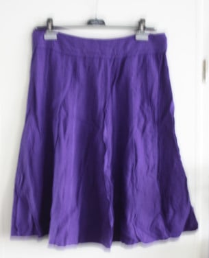 Paarse rok met stiksels boven op maat 44