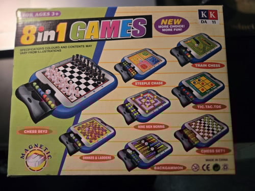 Dit is een "8-in-1 Games" bordspelset van het merk KK Da Yi. Nieuw