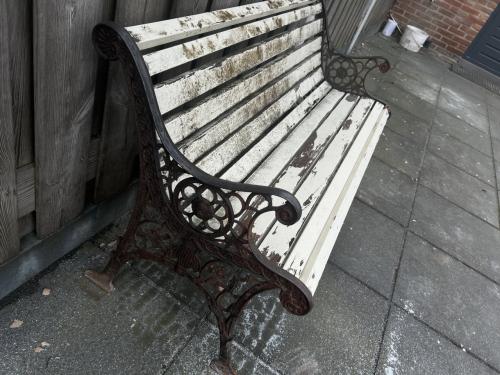 Antieke tuinbank met gietijzeren frame zonder schade 128 cm. Breed