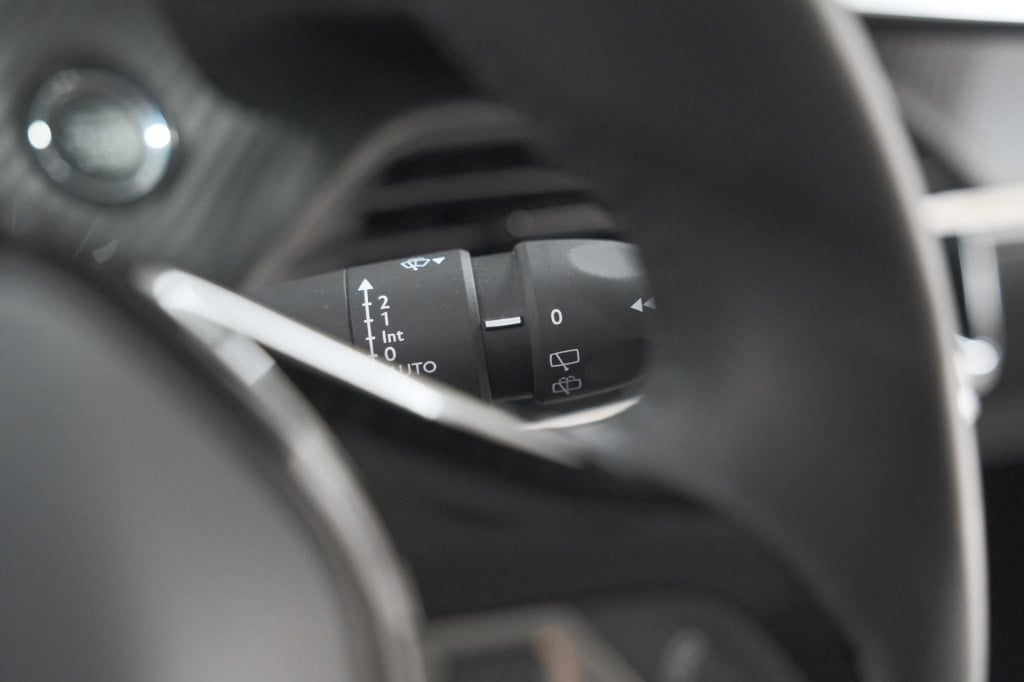 Peugeot 208 puretech 100 allure | parkeersensoren | apple carplay | climate