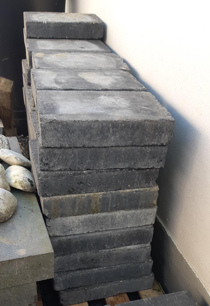 Nieuwe Abbey stones nero met deklaag