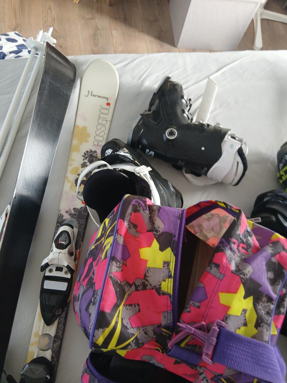 Skies, schoenen, stokken, jack en broek en helm wegens stoppen met skien