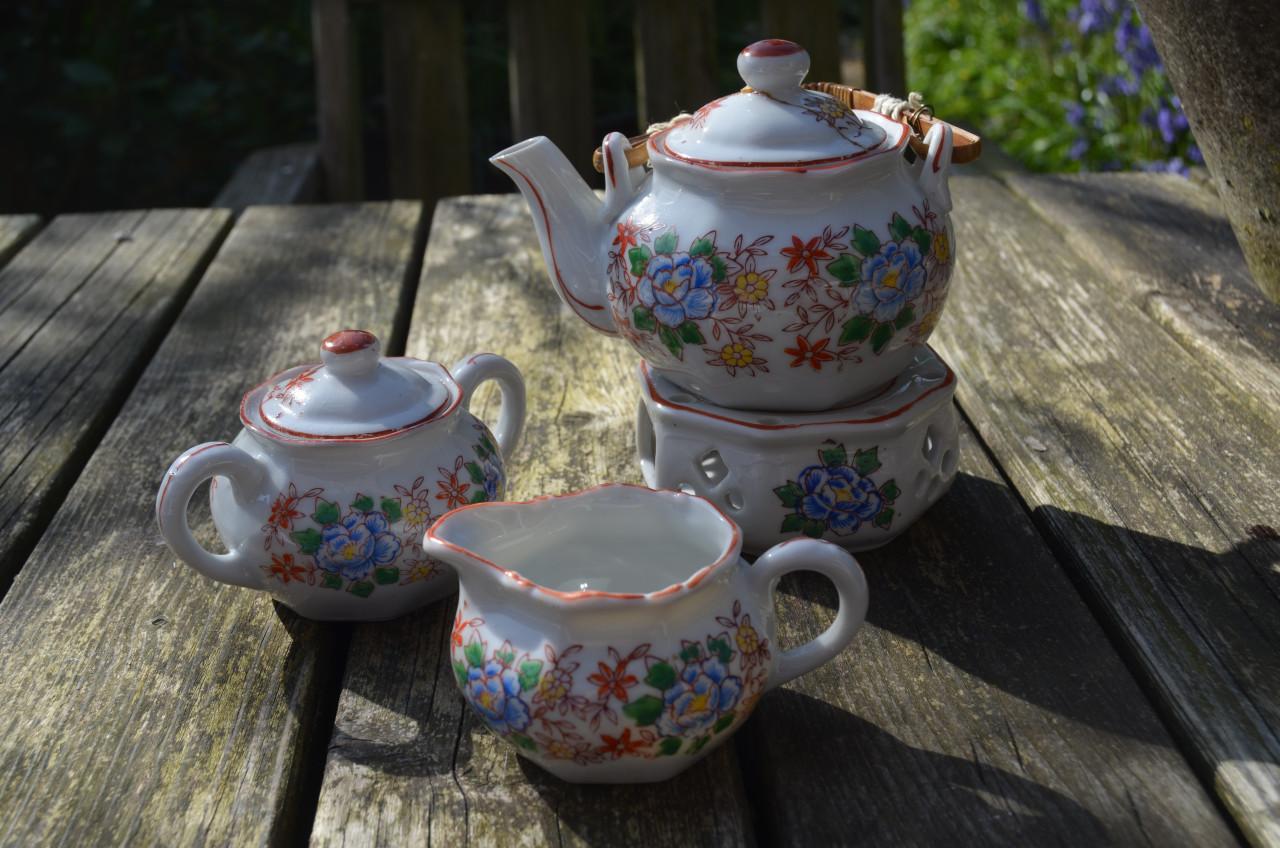 Prachtig kinder/poppenserviesje porselein