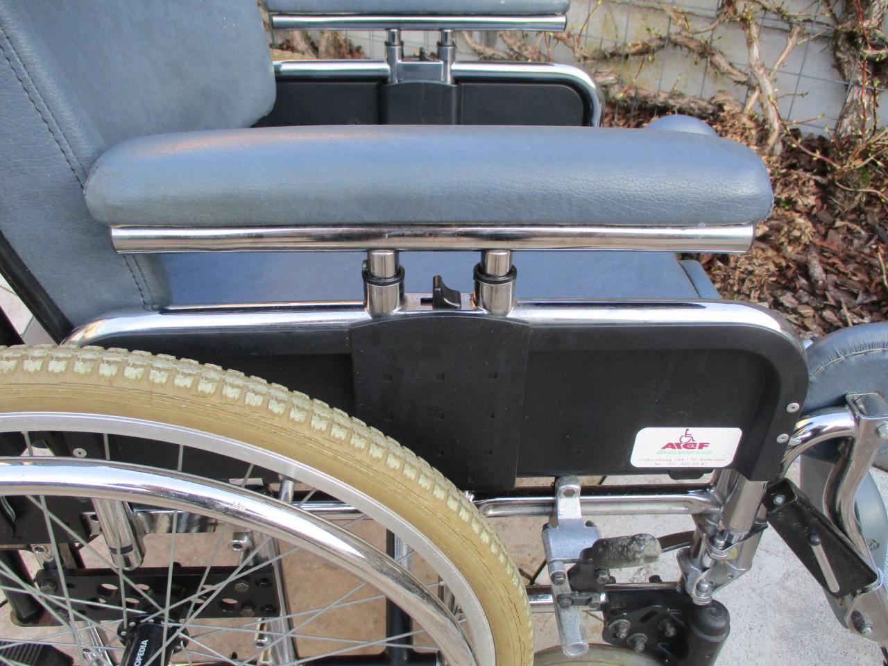 Zeer degelijke Ortopedia opvouwbare rolstoel met Comfort beensteunen