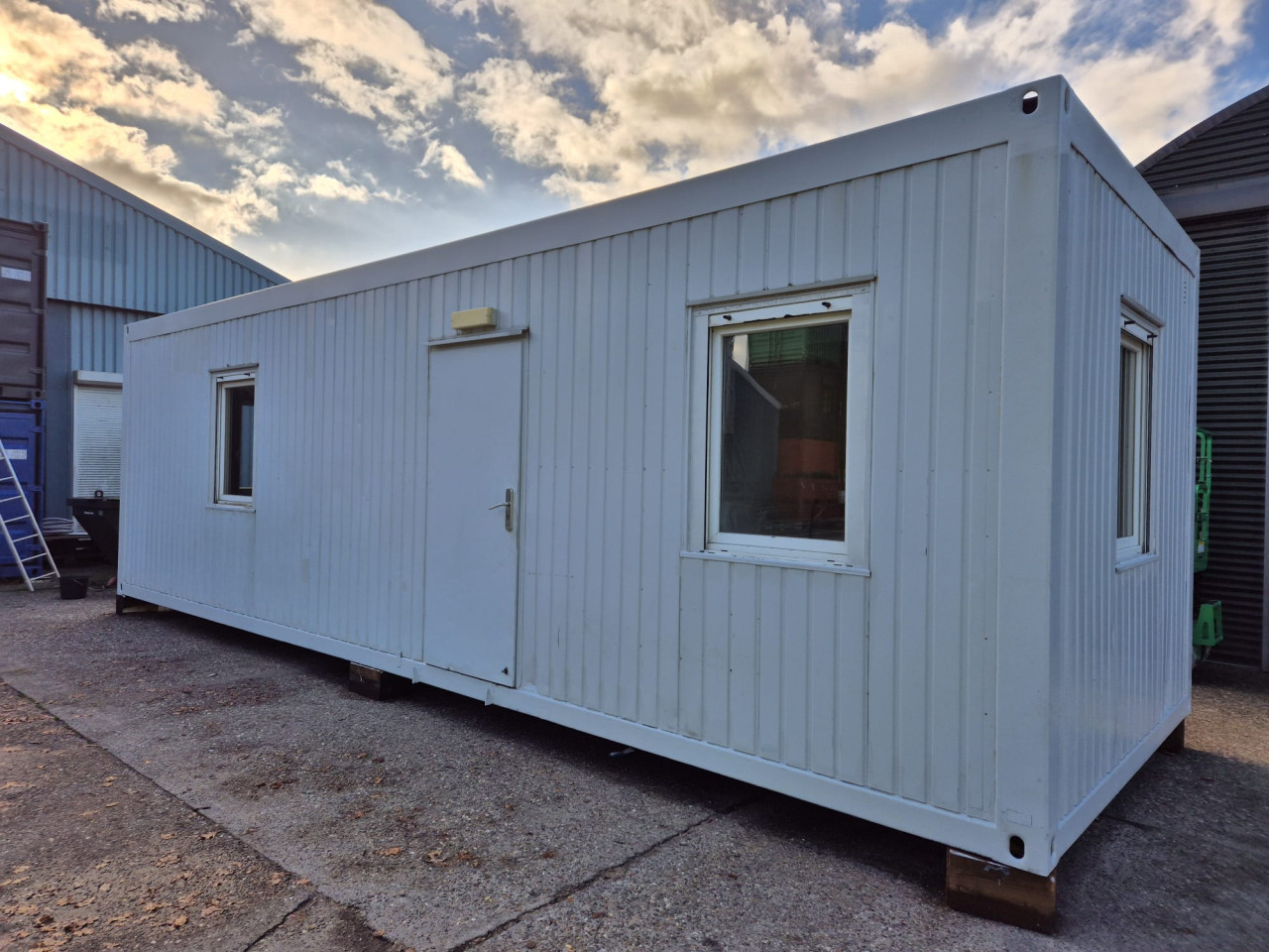 Bouwkeet / kantoorunit / directiekeet / woonunit 9x3m