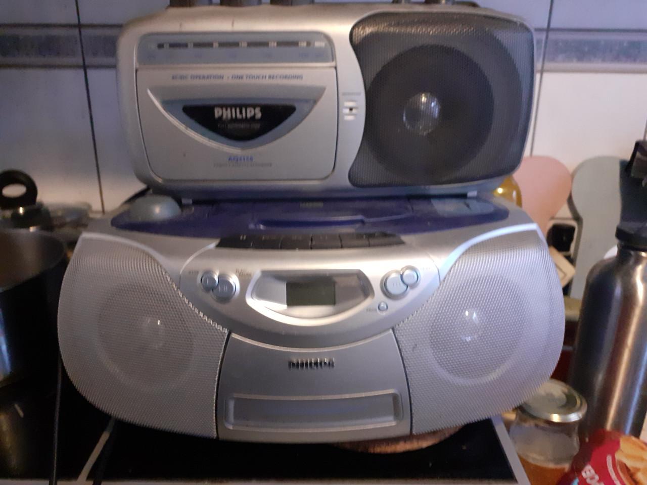 4 X Ophang..... Stereo Radio met MP3- Speler...met Boxen