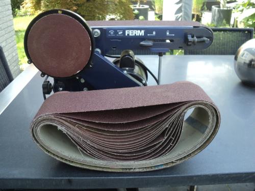Ferm bandschuurmachine met tal van nieuwe banden 35,-