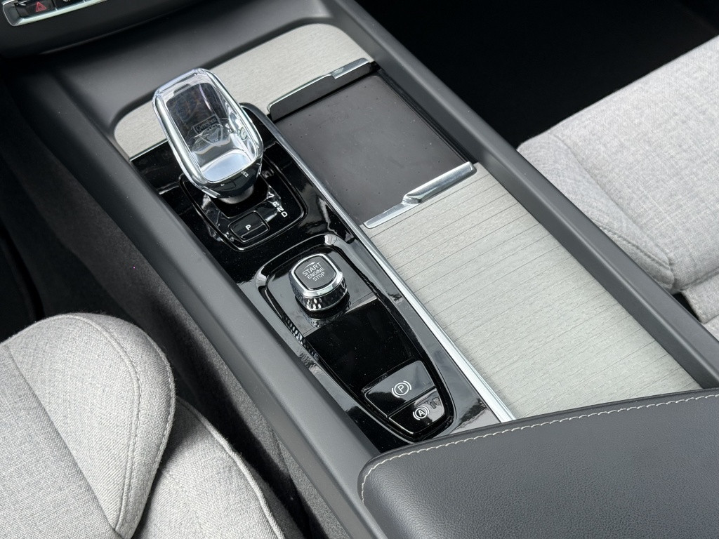 Volvo XC60 t8 455pk recharge ultra dark| full options ! luchtvering b&w sou