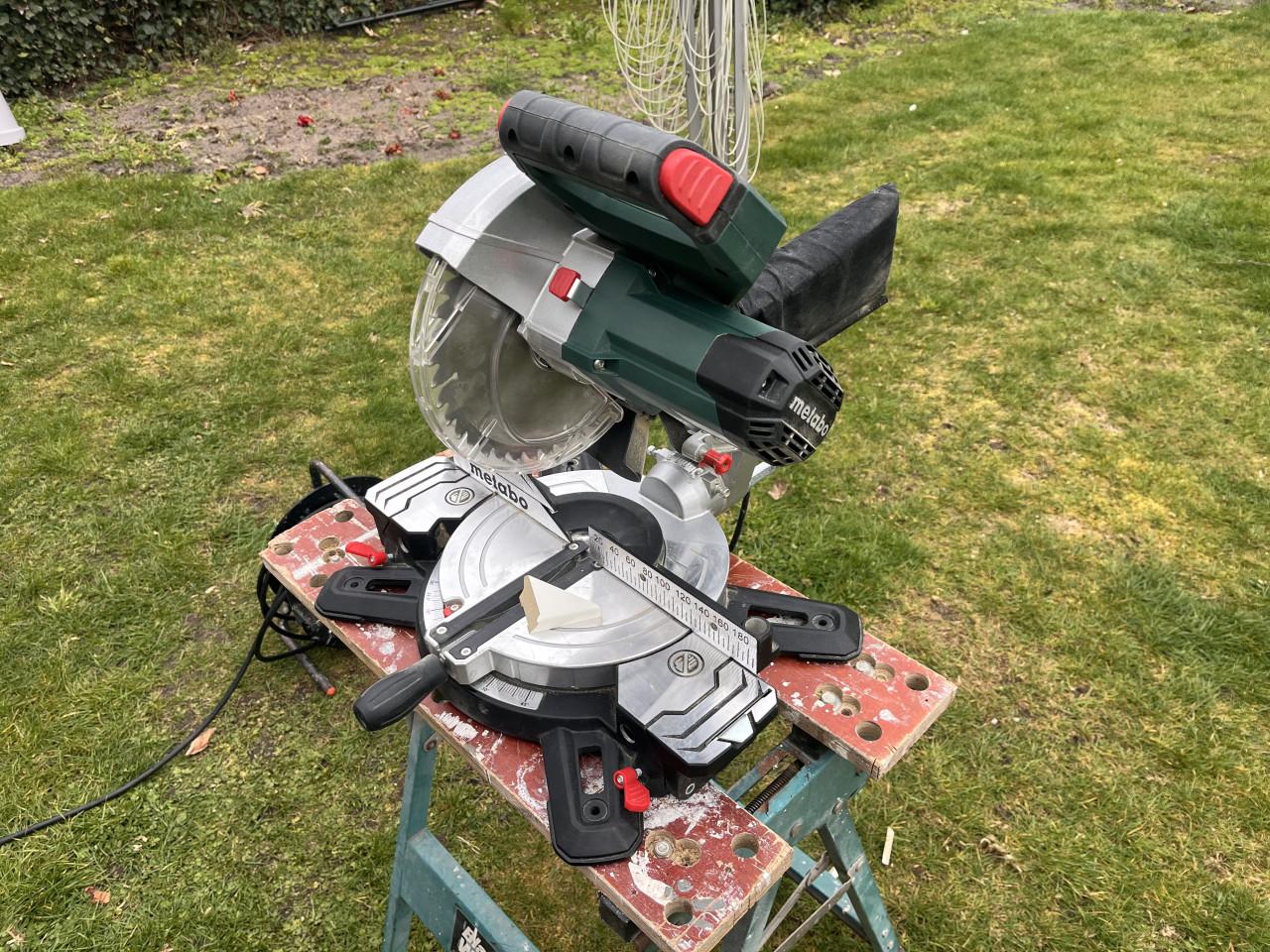 Afkortzaag METABO KS 216 M (Als nieuw) 1 week oud. Met bon en garantie.