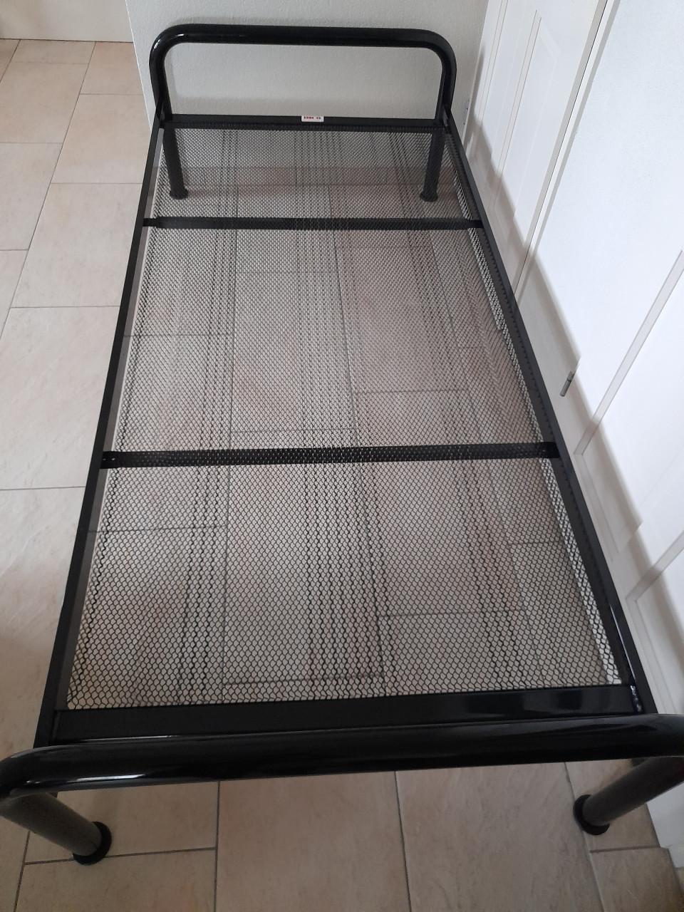 Metalen 1 Persoons bed 90 x 200 (in goede nette staat )