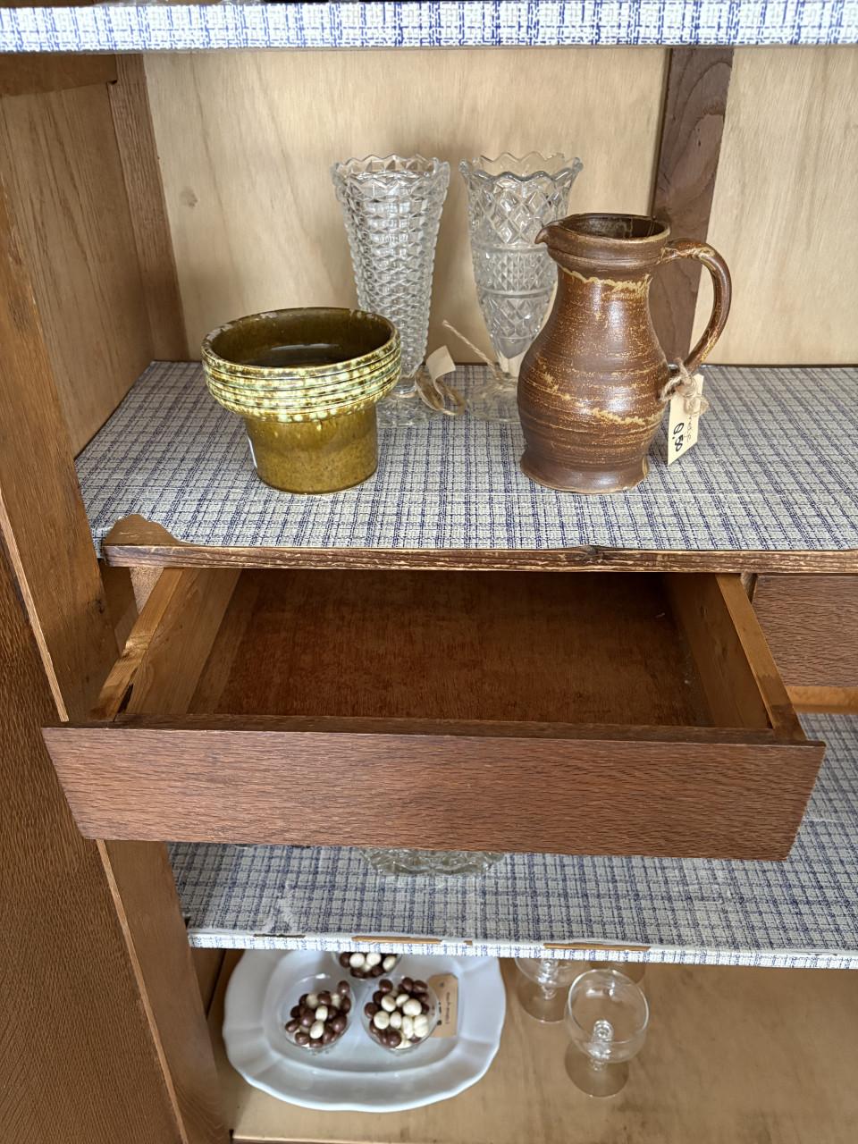 Oude kast met 2 deuren en spiegeltjes