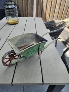 Decoratieve vintage kruiwagen - plantenbak van kunststof