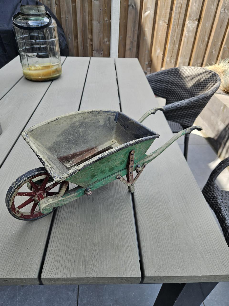 Decoratieve vintage kruiwagen - plantenbak van kunststof