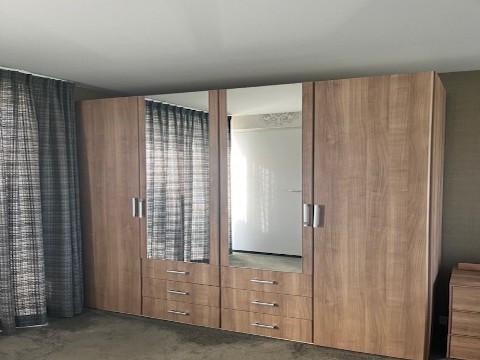 Kledingkast en nachtkastjes