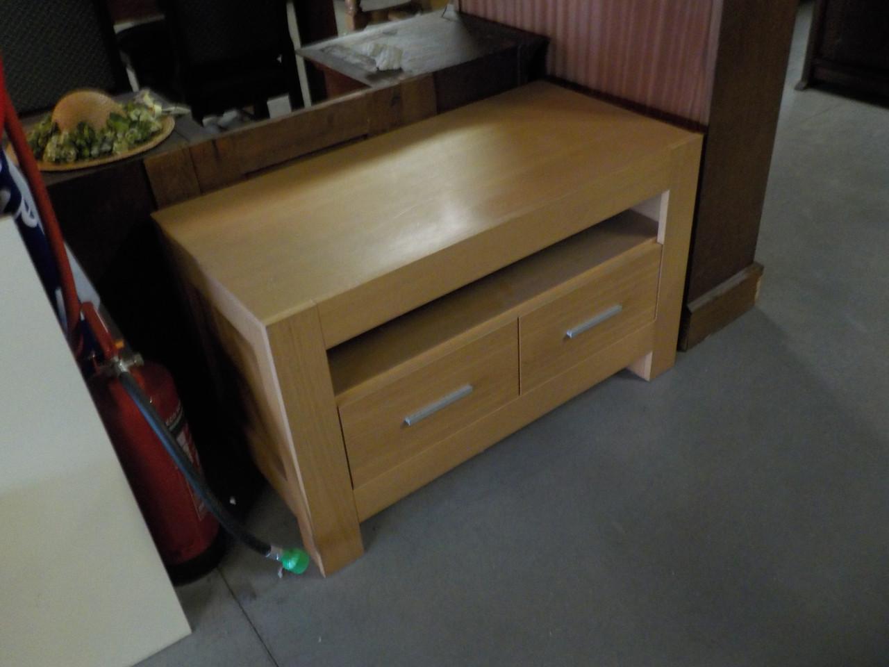 Mooie kwaliteit blank eiken t.v. meubel in vrijwel nieuw staat