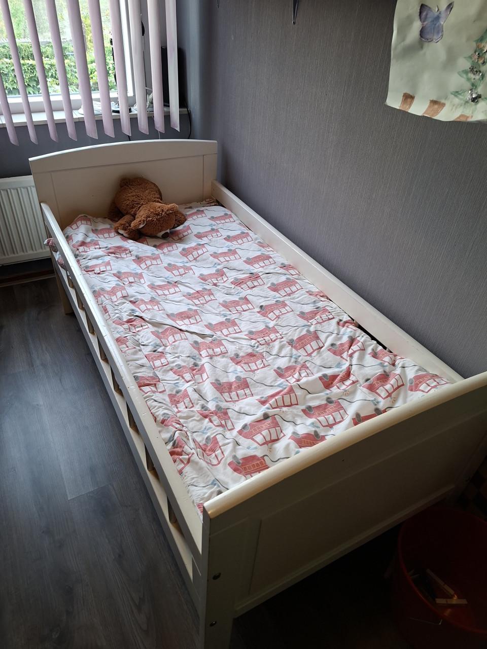 Junior bed