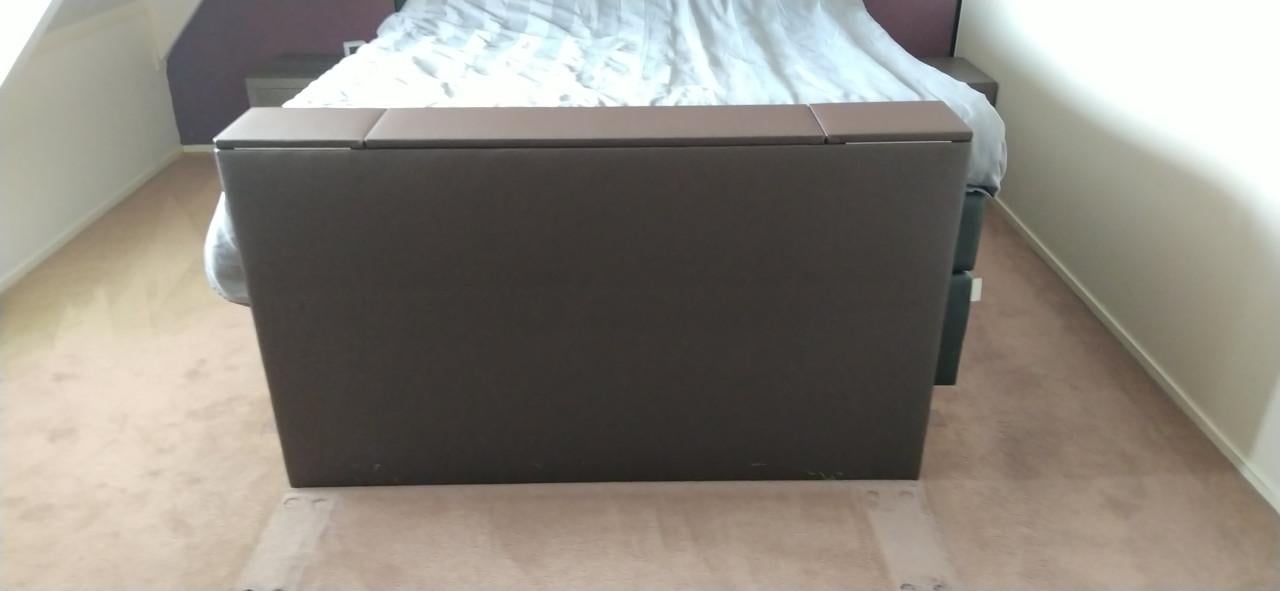 *** Te Koop: Voetenbord met TV-lift ***