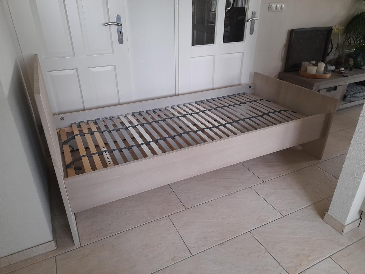Massief houten 1 persoons bed 90 x 200 (in goede staat )