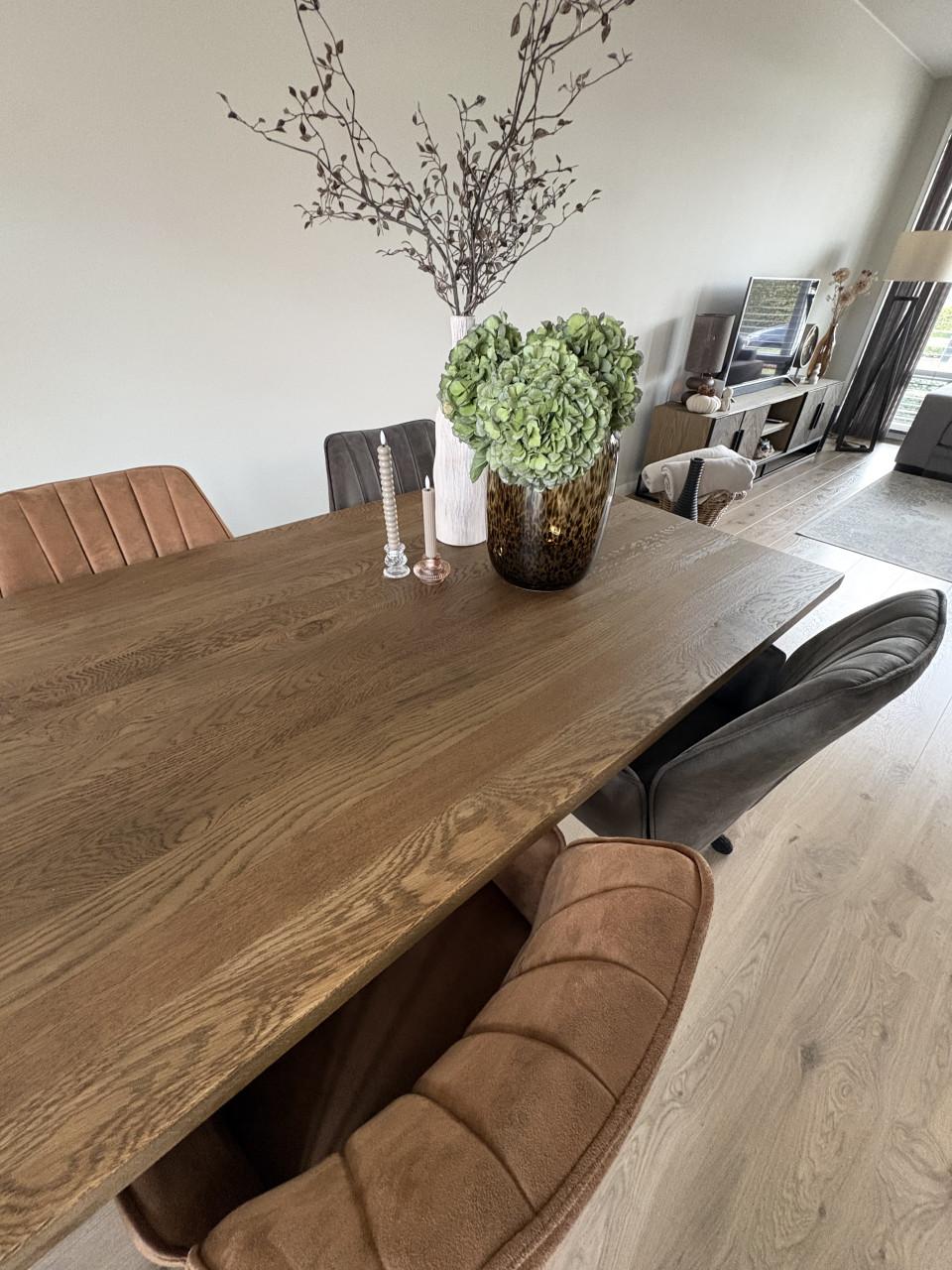 Eetkamer tafel en stoelen