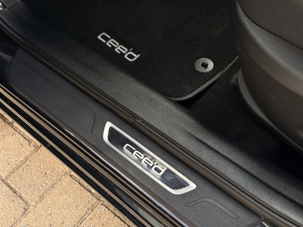Kia Cee'd sportswagon 1.6 gdi businessline | pano | leder | stoel/stuur ver