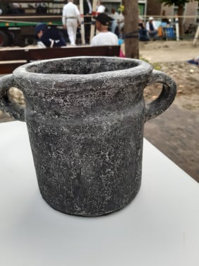 Pot van grijs aardewerk geen koeriersdiensten
