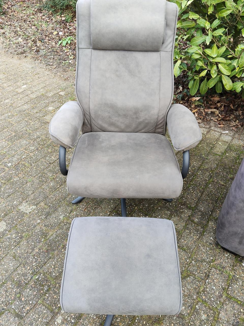 MOET WEG! 2-zits bank en fauteuil met voetenbankje