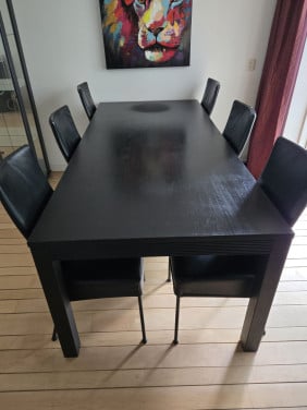 Eettafel plus stoelen gratis af te halen