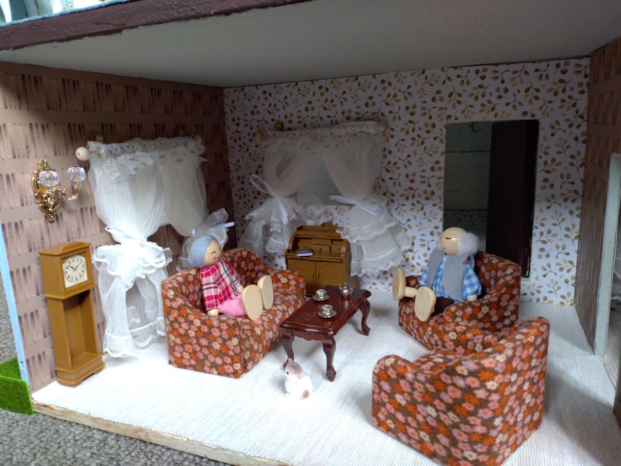 Leuk en groot houten poppenhuis inclusief meubels en poppen 80 x 80