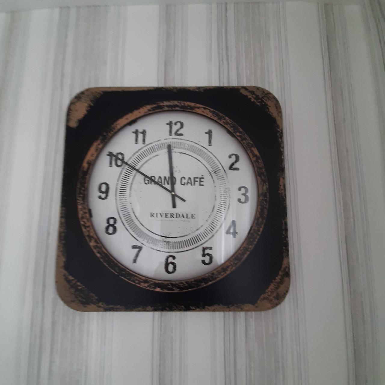 Riverdale klok 60X60