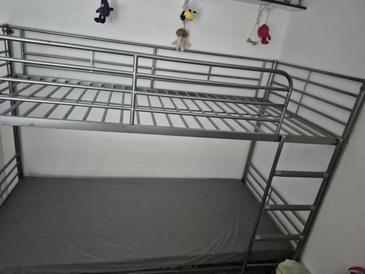 Stapelbed plus een matras