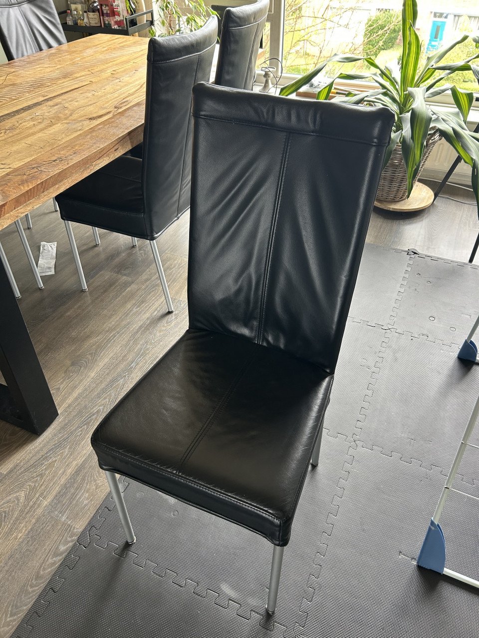 Eetkamertafel + stoelen ( kan ook los van elkaar)