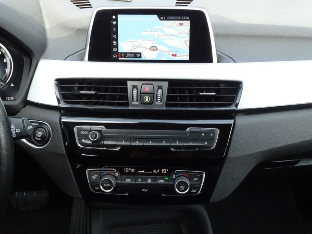 BMW X1 sdrive18i executive automaat | apple carplay | | el. koffer | 17"