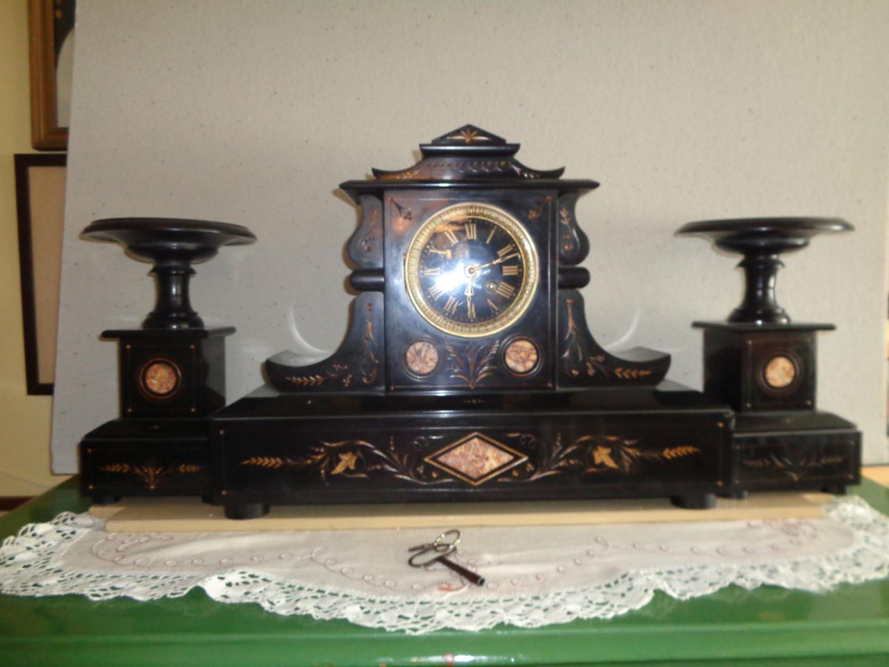 Marmeren klokkenstel.