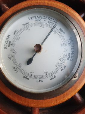 Heel mooi antiek SCHIPPERS BAROMETER + STUURWIEL, merk eikro...
