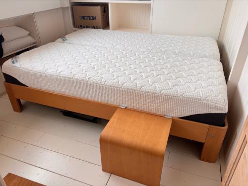 Tweepersoonsbed incl. matras en nachtkastjes