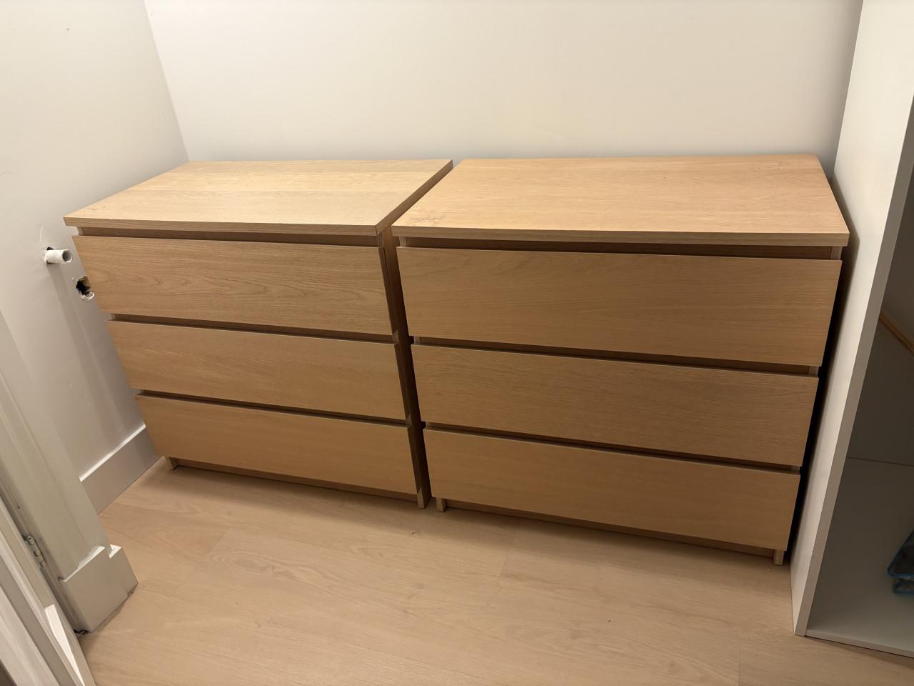 Ladekasten, spiegels, plantentafel, trapje