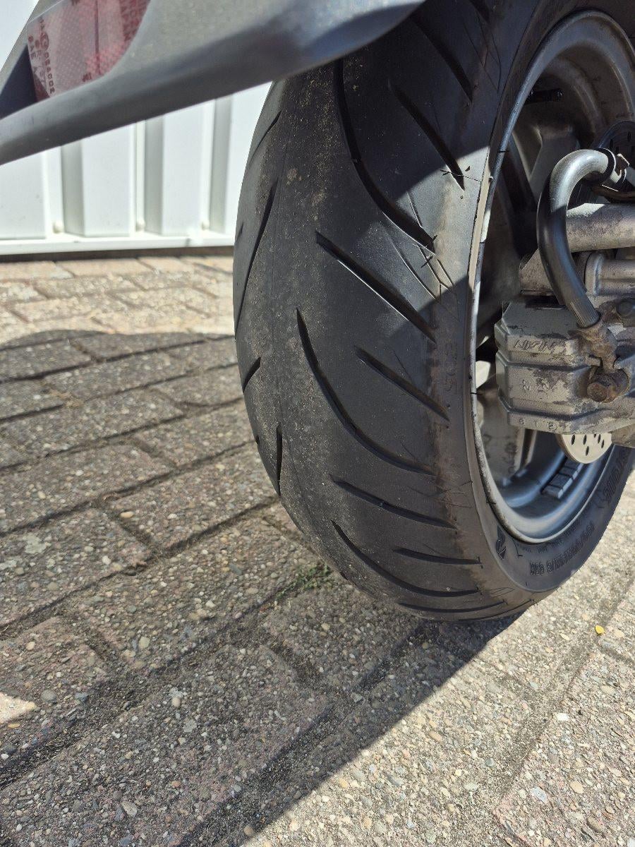 Suzuki Burgman 650 executive uit 2007, grote motorscooter