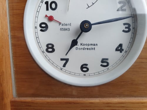 Prachtige werkende jaren 60 houten schaakklok Koopman Dordrecht