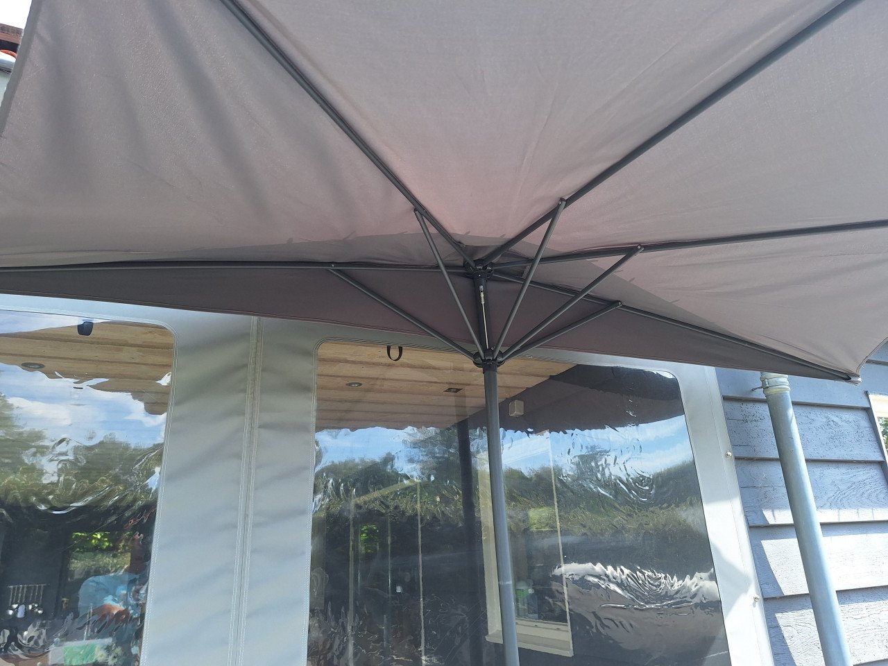 Halve of balkonparasol met voet
